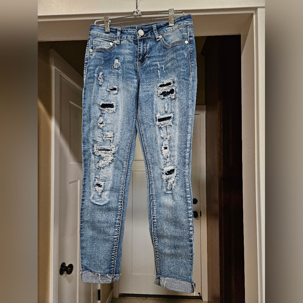 Rue 21 Distressed/Ripped Blue Jeans